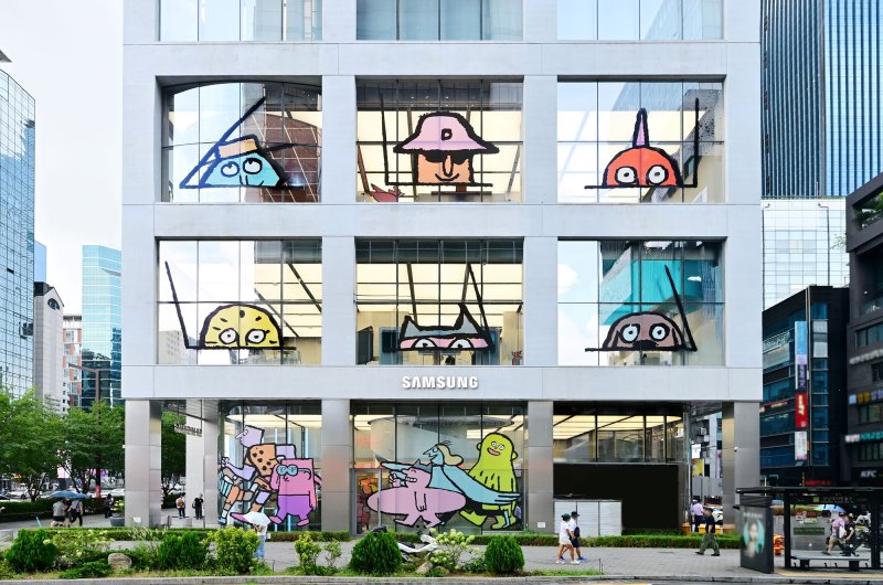 삼성 강남에 새롭게 오픈한 장 줄리앙 종이 인형 모티브의 ‘갤럭시 Z 폴드7∙Z 플립7’ 전시 체험존 ‘INTO the Galaxy UNFOLDERS’ 외부 전경. 뉴시스