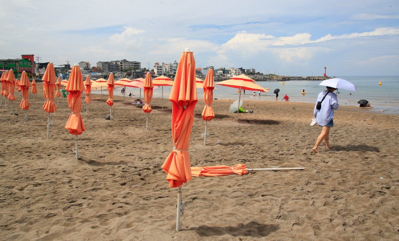 [제주=뉴시스] 우장호 기자 = 제주 도내 12개 지정해수욕장이 폐장하는 31일 오후 제주시 이호테우해숙장이 평소 주말보다 찾는 이가 없어 한산한 모습을 보이고 있다. 2025.08.31. woo1223@newsis.com