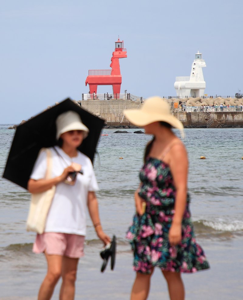 [제주=뉴시스] 우장호 기자 = 제주 도내 12개 지정해수욕장이 폐장하는 31일 오후 제주시 이호테우해숙장을 찾은 방문객이 백사장을 걸어가고 있다. 2025.08.31. woo1223@newsis.com