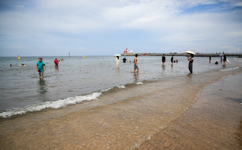 [제주=뉴시스] 우장호 기자 = 제주 도내 12개 지정해수욕장이 폐장하는 31일 오후 제주시 이호테우해숙장이 평소 주말보다 찾는 이가 없어 한산한 모습을 보이고 있다. 2025.08.31. woo1223@newsis.com