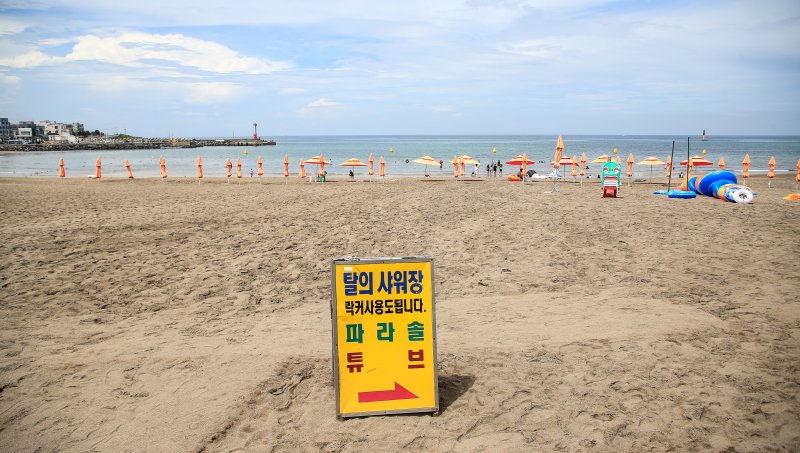 [제주=뉴시스] 우장호 기자 = 제주 도내 12개 지정해수욕장이 폐장하는 31일 오후 제주시 이호테우해숙장이 평소 주말보다 찾는 이가 없어 한산한 모습을 보이고 있다. 2025.08.31. woo1223@newsis.com