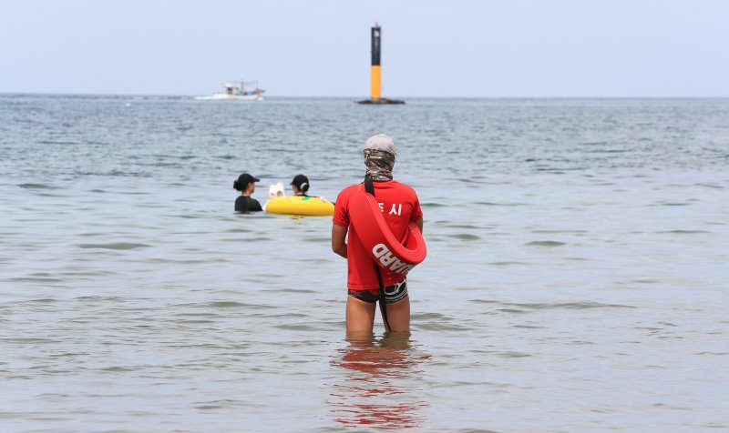 [제주=뉴시스] 우장호 기자 = 제주 도내 12개 지정해수욕장이 폐장하는 31일 오후 제주시 이호테우해숙장에서 안전요원이 물놀이객을 살피고 있다. 2025.08.31. woo1223@newsis.com