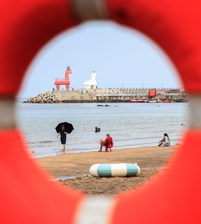 [제주=뉴시스] 우장호 기자 = 제주 도내 12개 지정해수욕장이 폐장하는 31일 오후 제주시 이호테우해숙장이 평소 주말보다 찾는 이가 없어 한산한 모습을 보이고 있다. 2025.08.31. woo1223@newsis.com