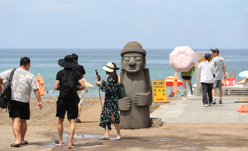 [제주=뉴시스] 우장호 기자 = 제주 도내 12개 지정해수욕장이 폐장하는 31일 오후 제주시 이호테우해숙장이 평소 주말보다 찾는 이가 없어 한산한 모습을 보이고 있다. 2025.08.31. woo1223@newsis.com
