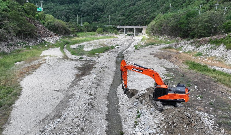 8월 31일 강원 강릉시 주요 상수원인 오봉저수지 상류에서 포크레인으로 물길을 내는 작업을 하고 있다. 뉴스1