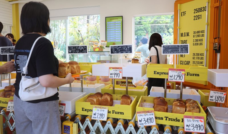 지난달 31일 서울 성동구 글로우 성수에 연 경제유튜버 슈카의 ETF 베이커리 팝업 스토어에 990원 소금빵이 1차 매진된 모습. 뉴스1