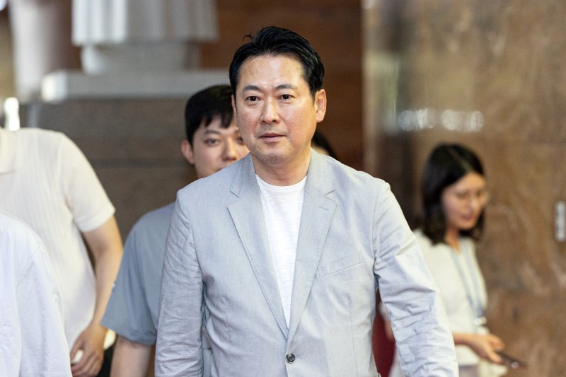 장동혁 국민의힘 대표가 31일 오후 서울 여의도 국회 당대표실로 향하고 있다. 뉴스1