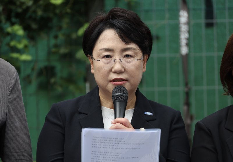 조국혁신당 김선민 당 대표 권한대행이 28일 오전 경기도 남양주시 모란공원 민주열사 묘역에서 열린 현장 최고위원회의에서 발언하고 있다. 사진=뉴시스