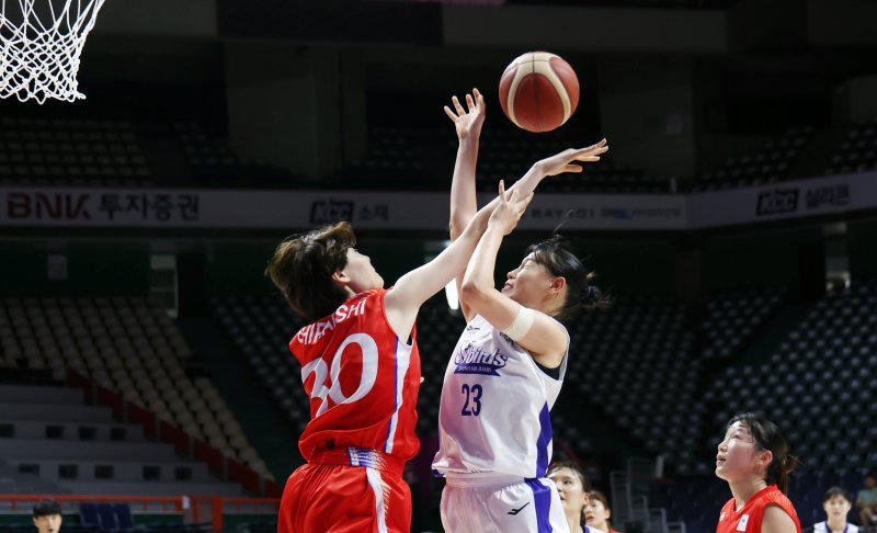女子バスケットボールシンハンバンク、パークシン – デンソーとの最初の試合