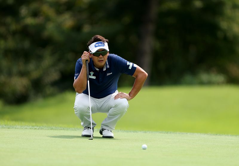 31일 경기 광주 강남300CC에서 박상현이 신중하게 라이를 살피고 있다. KPGA 제공