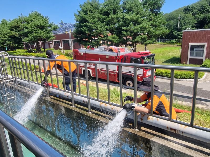 31일 전국에서 달려 온 소방차들이 강릉시민의 87%가 사용하는 생활용수를 공급하는 홍제정수장에 물을 쏟아붓고 있다. 강원도소방본부 제공