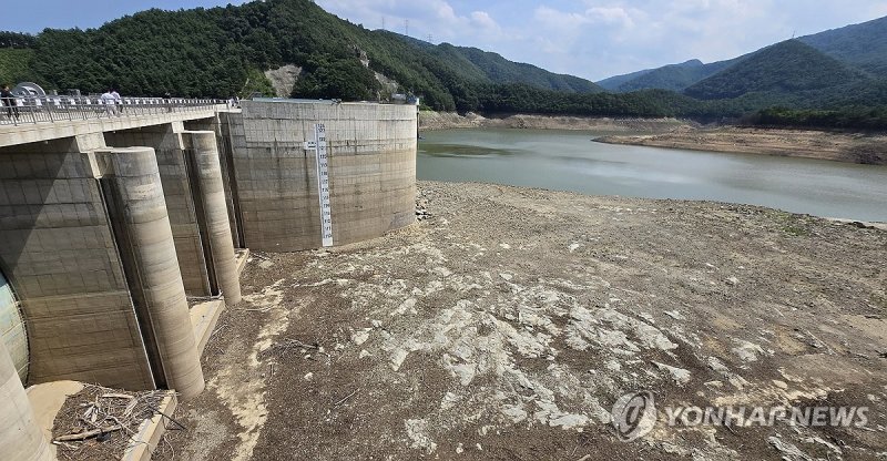 맨바닥 드러낸 강릉시 상수원 (출처=연합뉴스)