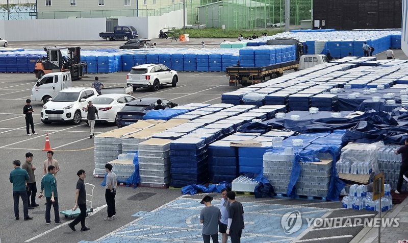 학교와 유치원, 경로당에 생수 배부 (출처=연합뉴스)