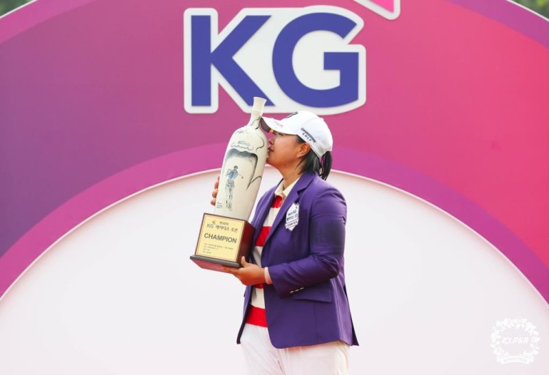 우승컵에 입 맞추는 신다인 (출처=연합뉴스)