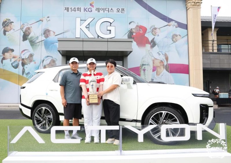 우승 부상인 액티언 HEV 차량 앞에서 포즈 취하는 신다인(가운데)과 부모님 (출처=연합뉴스)