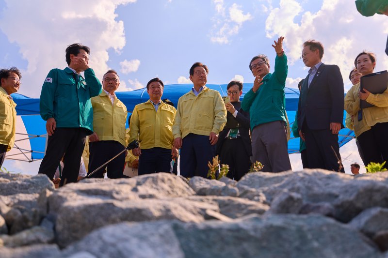 李대통령 ‘강릉 가뭄’ 직접 점검. 이재명 대통령이 지난 30일 최악의 가뭄을 겪고 있는 강원 강릉 지역의 주요 상수원인 강릉 성산면 오봉저수지를 방문, 가뭄 대응 추진 상황을 점검하고 있다. 정부는 이 대통령의 현장 방문 후인 이날 오후 7시를 기해 강릉 지역에 재난사태를 선포했다. 국가소방동원령도 내려졌다. 뉴스1