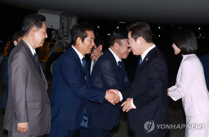 이재명 대통령, 정청래 대표와 인사 (출처=연합뉴스)