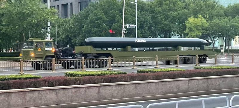 오는 9월 3일 중국 '전승절' 열병식에 등장할 초대형 무인잠수정(XLUUV) AJX002의 모습이 공개됐다. 지난달 16일 밤 천안문 일대에서 실시된 2차 예행연습을 위해 이동하는 장면이 노출됐다. AJX002는 핵탑재가 가능한, 전략무기로 관측되며 즁국의 협상력을 높일 수 있는 강력할 무기체계가 될 전망이다. 연합뉴스