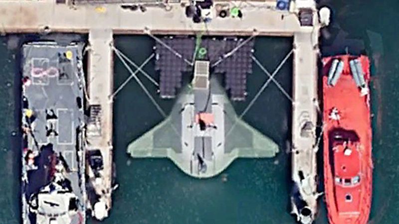 에너지하베스팅(energy harvesting) 기술이 적용된 만타 레이는 모듈식 탑재부가 들어가는 조립식 아키텍처와 자율 운영 기능을 갖춘 해저 탐사 운항체로도 활용 가능하다. 지난해 6월 구글어스 위성에 잡힌 부두에 정박 중인 만타레이 가오리 무인 잠수정의 모습. 구글어스·노스럽 그루먼