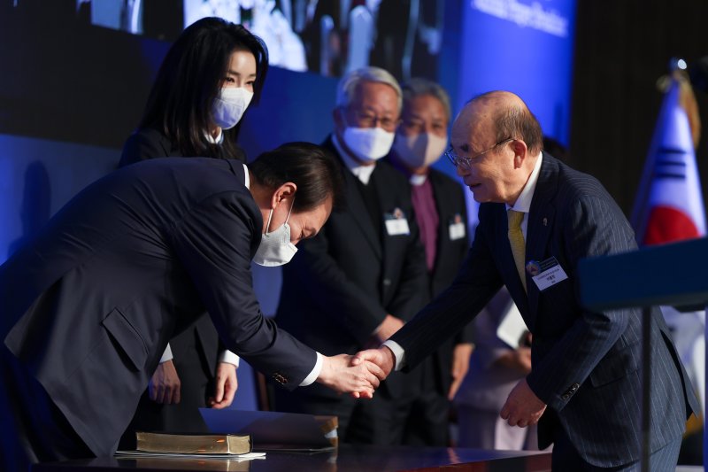 윤석열 전 대통령과 김건희 여사가 2022년 12월 5일 오전 서울 강남구 그랜드 인터컨티넨탈 서울파르나스에서 열린 제54회 국가조찬기도회에서 이봉관 국가조찬기도회장과 악수하고 있다. (대통령실 제공) 2022.12.5/뉴스1 ⓒ News1 오대일 기자