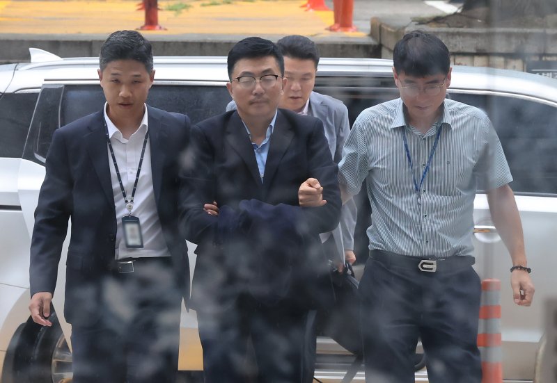 김건희 여사 일가의 '집사'로 알려진 김예성 씨가 15일 오후 서울 서초구 서웅중앙지법에서 열리는 구속 전 피의자 심문(영장실질심사)에 출석하고 있다. 2025.8.15/뉴스1 ⓒ News1 장수영 기자