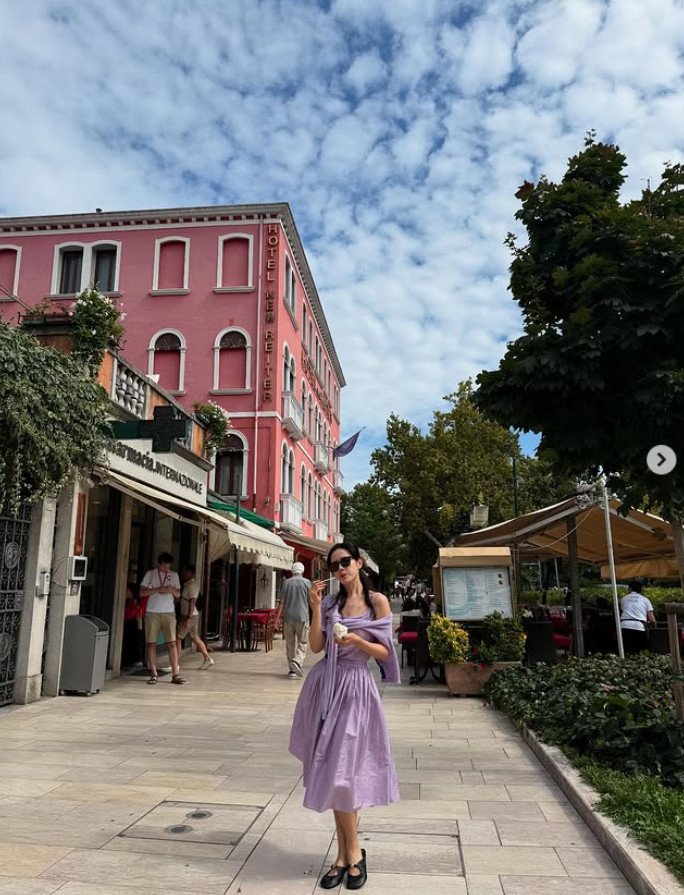 '현빈♥' 손예진, 어깨 드러낸 눈부신 자태…베니스서도 '여신 미모'