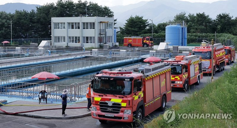 홍제정수장 둘러싼 소방차들 (출처=연합뉴스)