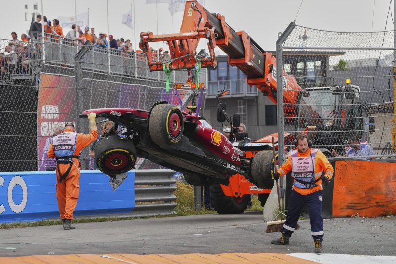 지난 8월 31일 네덜란드 그랑프리에서 루이스 해밀턴(페라리) 차가 견인되고 있다. 뉴시스