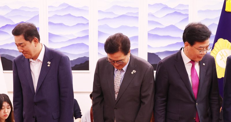 [서울=뉴시스] 고승민 기자 = 우원식 국회의장과 김병기 더불어민주당 원내대표, 송언석 국민의힘 비상대책위원장 겸 원내대표가 19일 오후 서울 여의도 국회에서 열린 의장 주재 여야 원내대표 회동에서 기념촬영을 마치고 자리로 돌아서고 있다. 왼쪽부터 김 원내대표, 우 의장, 송 원내대표. (공동취재) 2025.08.19. photo@newsis.com