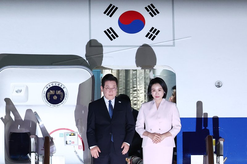 정상회담 고비 넘긴 李대통령, 민생&middot;경제 무게추…협치&middot;개혁 과제