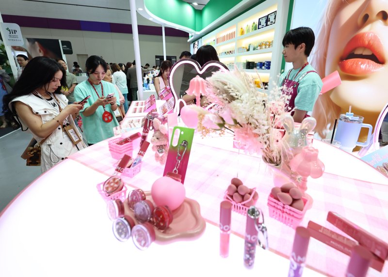 2일 서울 강남구 코엑스에서 열린 글로벌 뷰티·화장품 전문 전시회 '2025 인터참코리아'에서 참관객들이 참가업체 부스를 둘러보고 있다. 2025.7.2/뉴스1 ⓒ News1 구윤성 기자