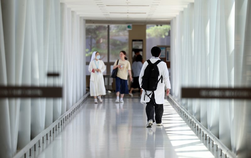 [서울=뉴시스] 김진아 기자 = 서울 시내 한 대학병원에서 의료진이 이동하고 있다. 2025.08.07. bluesoda@newsis.com