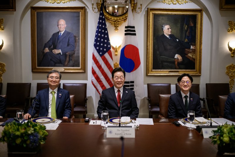 지난달 25일(현지시간) 이재명 대통령이 조현 외교부 장관(왼쪽), 김정관 산업통상자원부 장관과 함께 도널드 트럼프 미국 대통령과의 백악관 오찬 간담회에 앞서 사진 촬영하는 모습. /사진=뉴스1, 백악관 플리커