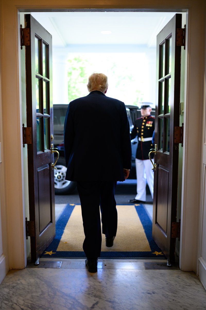 지난달 25일(현지시간) 도널드 트럼프 대통령이 이재명 대통령을 영접하기 위해 워싱턴DC 백악관 웨스트윙 입구를 나서고 있다./사진=뉴스1, 백악관 플리커