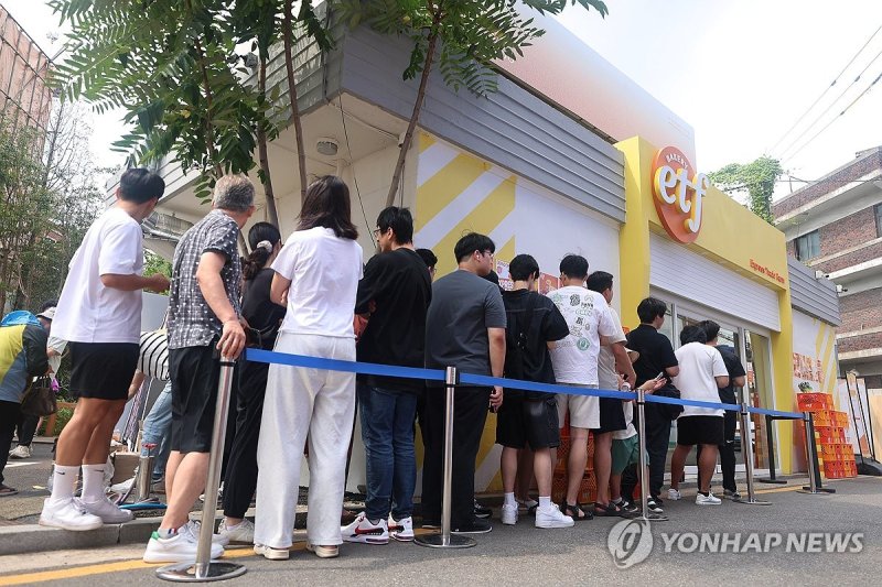 '990원 소금빵'에 늘어선 줄 (출처=연합뉴스)