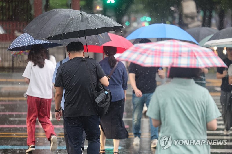 아침부터 강한 비 내리는 서울 (출처=연합뉴스)
