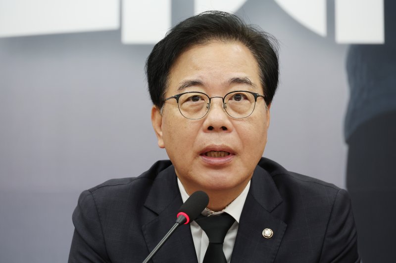 국민의힘 송언석 원내대표가 1일 서울 여의도 국회에서 열린 최고위원회의에서 발언하고 있다. 연합뉴스