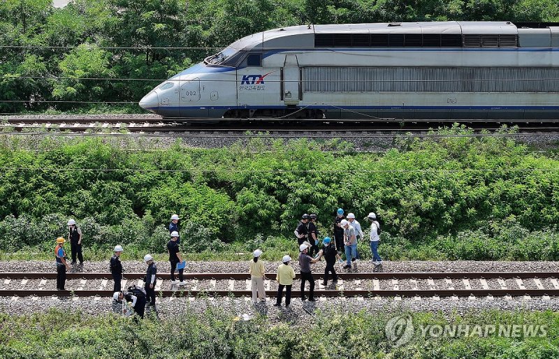 경북 청도군 화양읍 삼신리 청도소싸움 경기장 인근 경부선 철로 (출처=연합뉴스)