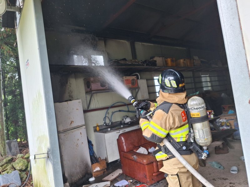 지난 8월31일 서귀포시 안덕면에서 낙뢰가 떨어져 과수원 창고에 화재가 발생했다.(제주도소방안전본부 제공. 재판매 및 DB 금지)