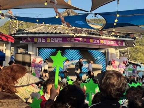 전남 강진군이 지역 문화·관광·상권 활성화 프로그램인 '강진 불금불파(불타는 금요일 불고기 파티)'를 오는 5일 재개장한다. 사진은 상반기 행사 당시 에녹 공연 모습. 강진군 제공