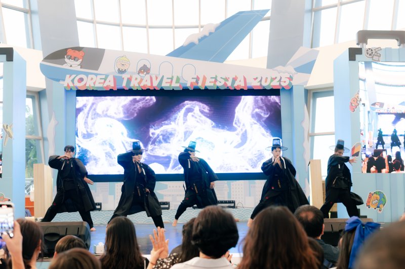 지난 8월 30일 필리핀 마닐라에서 열린 '코리아 트래블 피에스타'에서 공연하는 'K타이거즈'. 한국관광공사 제공