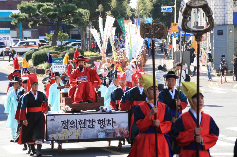서귀포 중정로 일대에서 서귀포칠십리축제의 성공적 개최를 기원하는 칠십리 퍼레이드가 진행되고 있다. 제주연구원은 지역경제 연계 강화와 운영체계 내실화, 지역 정체성 브랜드화, 지속가능한 축제 생태계 구축을 서귀포시 축제정책의 4대 방향으로 제안했다. /사진=뉴시스