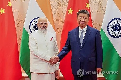 악수하는 인도-중국 정상 (출처=연합뉴스)