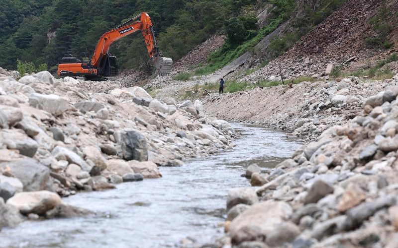 8월 31일 강원 강릉시 주요 상수원인 오봉저수지 상류에서 한 관계자가 포클레인으로 물길을 내고 있다. 2025.8.31/뉴스1 ⓒ News1 김성진 기자