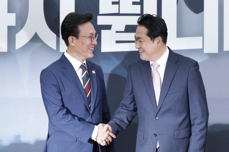 장동혁 국민의힘 대표(오른쪽)가 1일 오전 서울 여의도 국회에서 김민석 국무총리를 접견하며 악수하고 있다. 2025.9.1/뉴스1 ⓒ News1 신웅수 기자