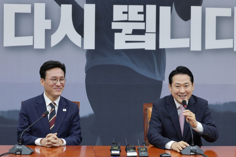 장동혁 국민의힘 대표(오른쪽)가 1일 오전 서울 여의도 국회에서 김민석 국무총리를 접견하고 있다. 2025.9.1/뉴스1 ⓒ News1 신웅수 기자