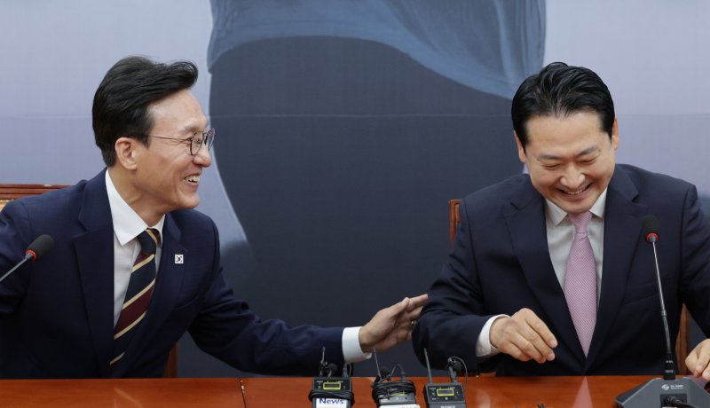 장동혁 국민의힘 대표(오른쪽)가 1일 오전 서울 여의도 국회에서 김민석 국무총리를 접견하고 있다. 2025.9.1/뉴스1 ⓒ News1 신웅수 기자