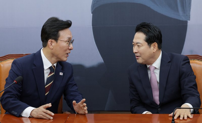 장동혁 국민의힘 대표(오른쪽)가 1일 오전 서울 여의도 국회에서 김민석 국무총리를 접견하고 있다. 2025.9.1/뉴스1 ⓒ News1 신웅수 기자