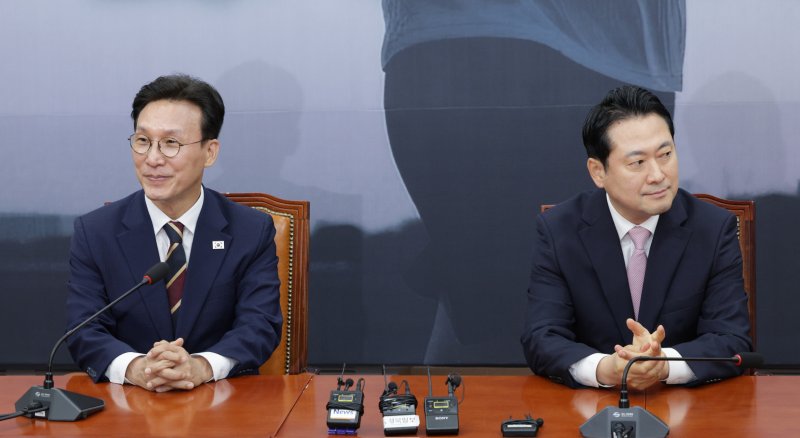 장동혁 국민의힘 대표(오른쪽)가 1일 오전 서울 여의도 국회에서 김민석 국무총리를 접견하고 있다. 2025.9.1/뉴스1 ⓒ News1 신웅수 기자