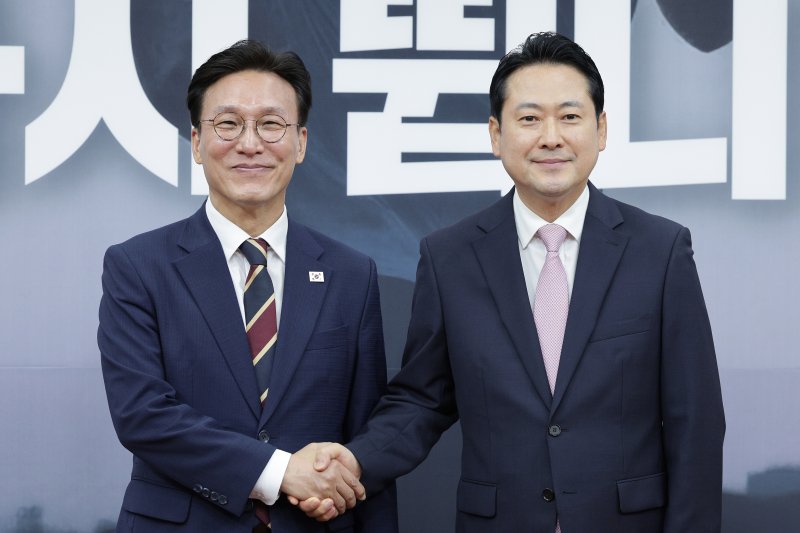 장동혁 국민의힘 대표(오른쪽)가 1일 오전 서울 여의도 국회에서 김민석 국무총리를 접견하며 악수하고 있다. 2025.9.1/뉴스1 ⓒ News1 신웅수 기자